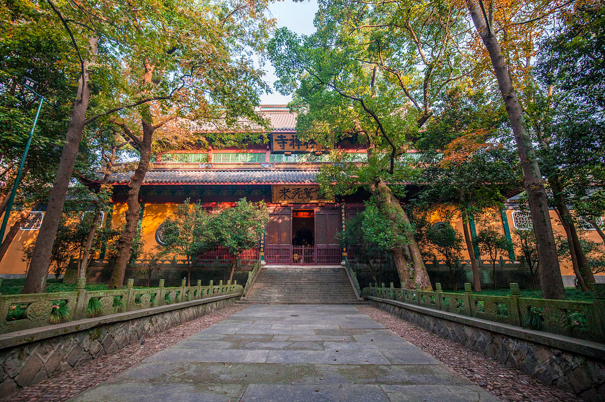 2019年11月10日,杭州灵隐寺景区的秋景.