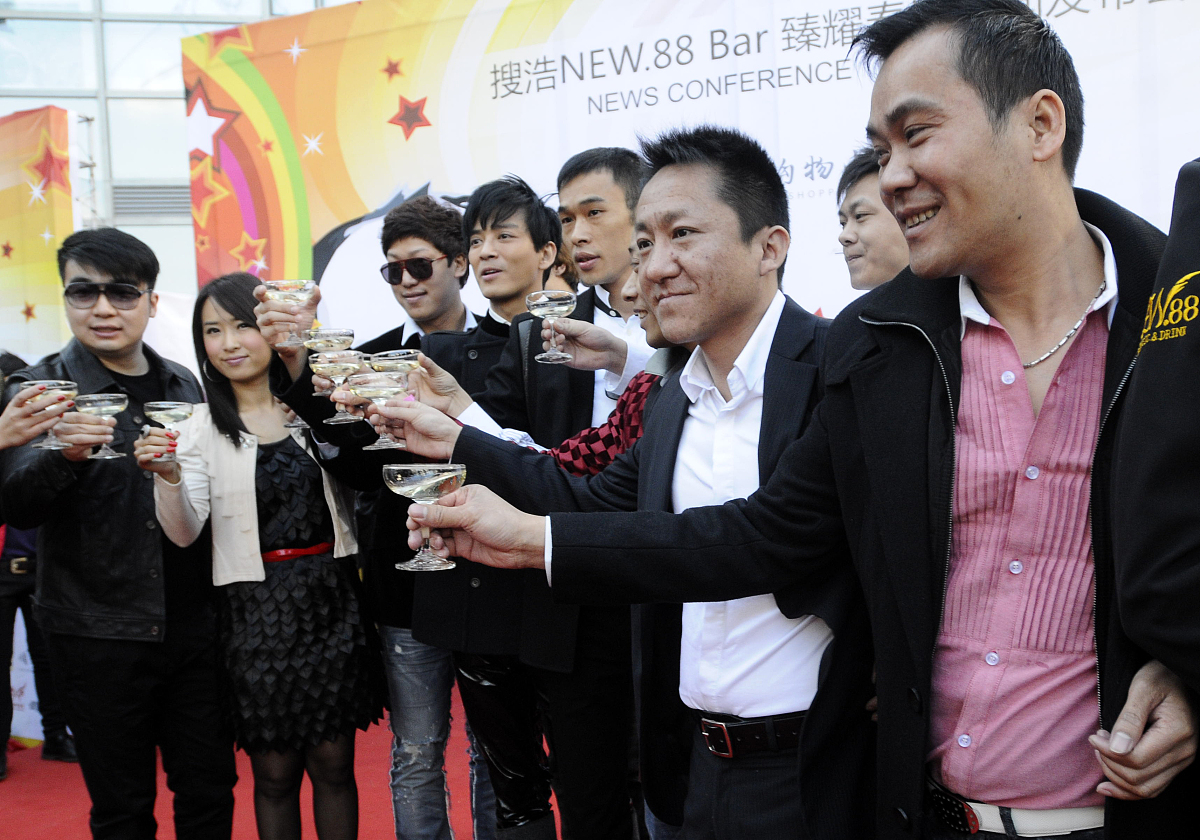 2010年12月22日,昆明,陈晓东出席酒吧开业新闻发布.***_***+++_+++陈