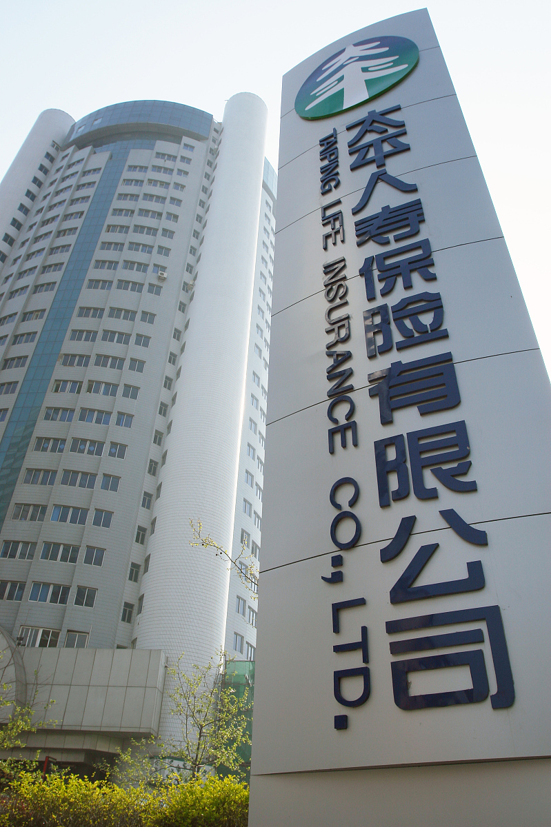 你现在的身份是论文作者请撰写内容：对2021年邮政银行西安分行期交保险业务中各个保险公司理财产品和人寿产品占比进行概述