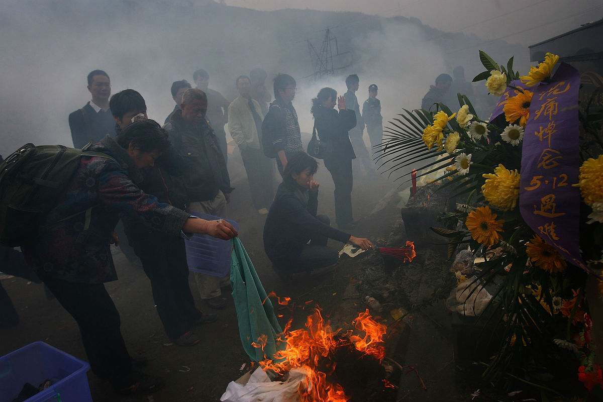 老人过世拒绝烟花爆竹的通知。