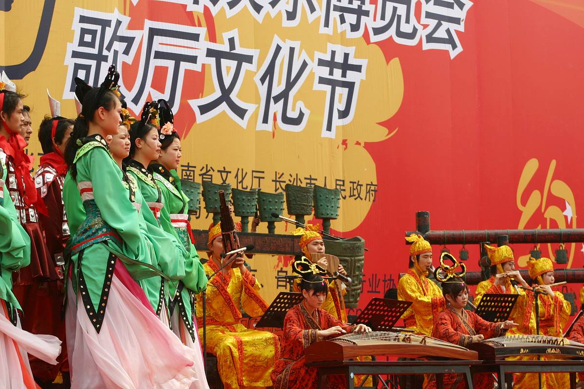 1宏观分析放眼全国乃至于全世界民俗文化节越发的普及与发展在不断扩大的过程中带动了旅游事业的发展和当地文化产业的扩充如意大利的威尼斯狂欢节、墨西哥的亡灵节和西班牙的番茄节而本国的嘉兴端午节、哈尔滨冰雪节以及南宁国际民歌节更是象征性的表现了民俗文化节对于当地文化产业发展的助推。而先疫情后时代大足区可效仿打造一个本土新型文化节作为正面形象普及群众民俗风情意识并且向外界推广文化以此打开文旅市场推动文化产业