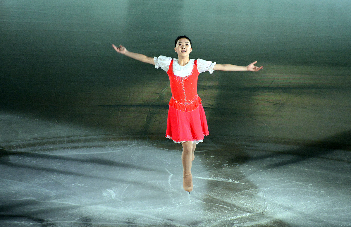 根据文案《麦子熟了》麦子为什么低了头？人们称之为成熟 或是丰收麦子熟了你呢？文字具有多义性不同人产生不同想法最后一句留白可让观众参与情景加深主题并给予想象空间又在前文中有所提示能让读者自由补白随意想象。创作出舞蹈影像的脚本舞者5人场地麦子地包括拍摄手法