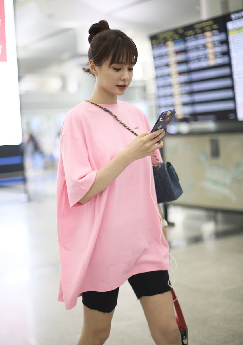 撰写一篇秋日率性甜酷感穿搭文案以描述服饰具体细节为主题服装类型：粉红色格菱装点在浅粉色针织卫衣上甜美柔和、灰色碰撞神秘黑色的新潮个性感卫衣穿搭、条纹短装马甲外套搭配时尚白色衬衣