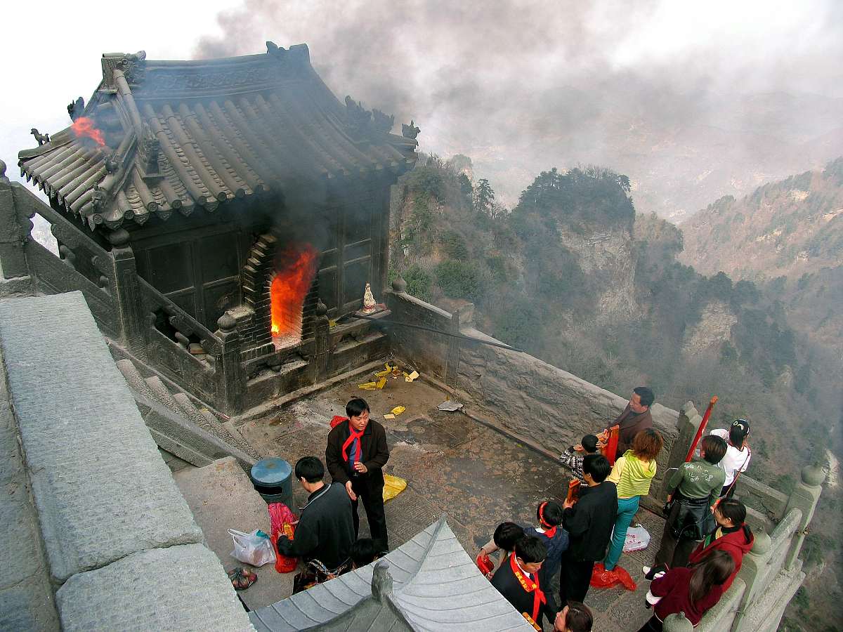 帮我编辑一条武当山登陆金顶拜拜的励志文案