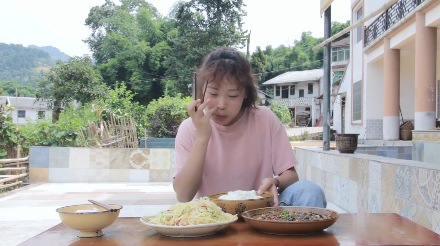 秋妹答应网友做酸辣土豆丝,配上凉拌茄子,和摄影师抢着吃,过瘾