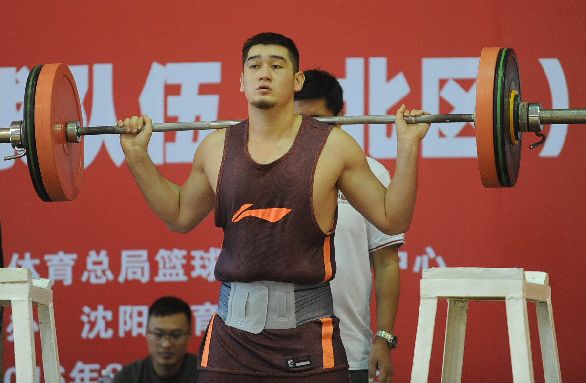 顶尖的专业举重运动员的深蹲重量在多少kg