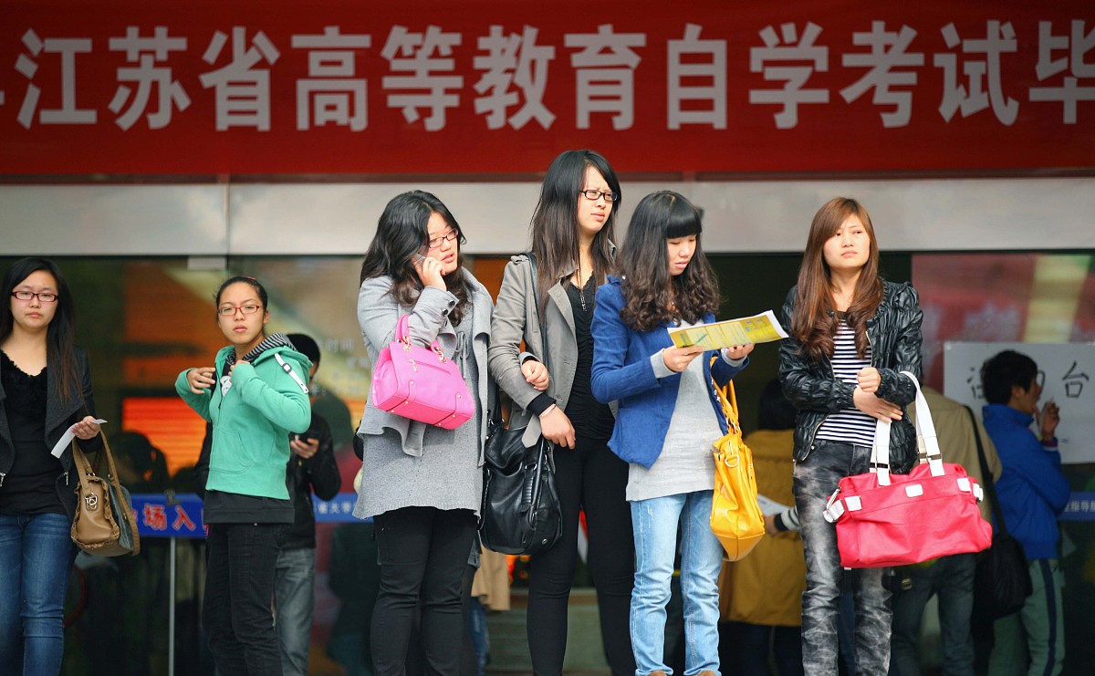高考毕业女生选什么专业好？热门专业推荐及职业前景分析