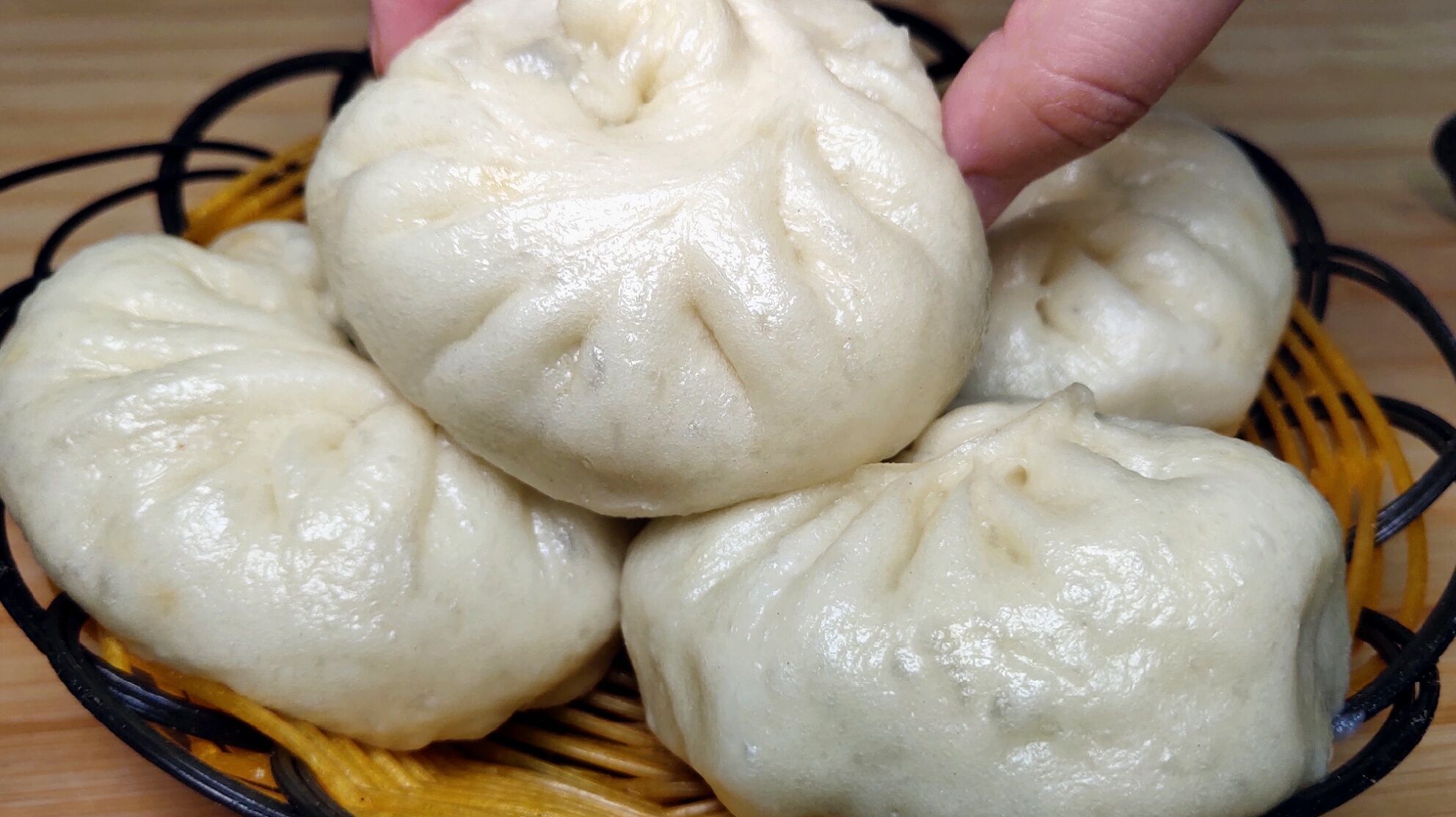 韭菜馅包子最好吃做法,掌握2个技巧,皮薄馅多,比大鱼大肉还香
