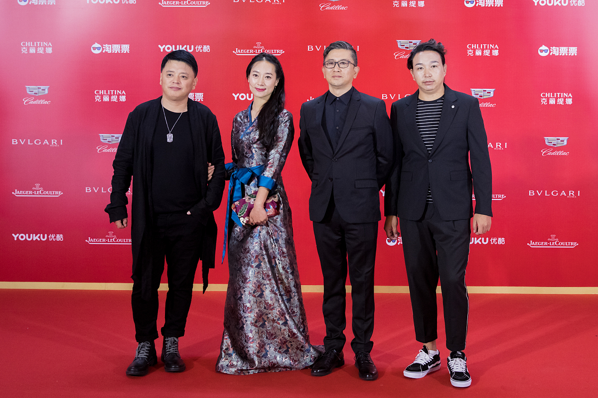 邓超微博之夜疯狂表白into1，与张艺谋导演深情拥抱，引爆全场！