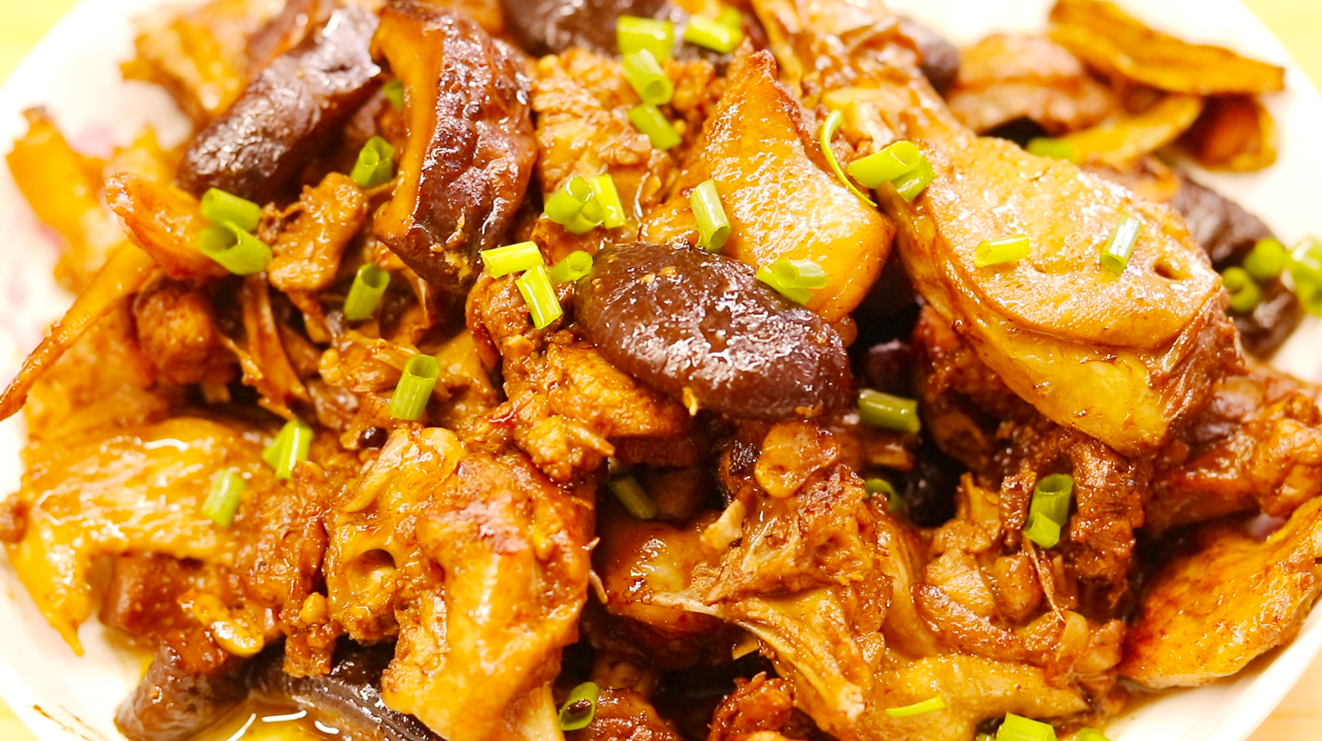 鸭肉浓香四溢的做法,半边鸭子,一把香菇,又学会一道家常菜