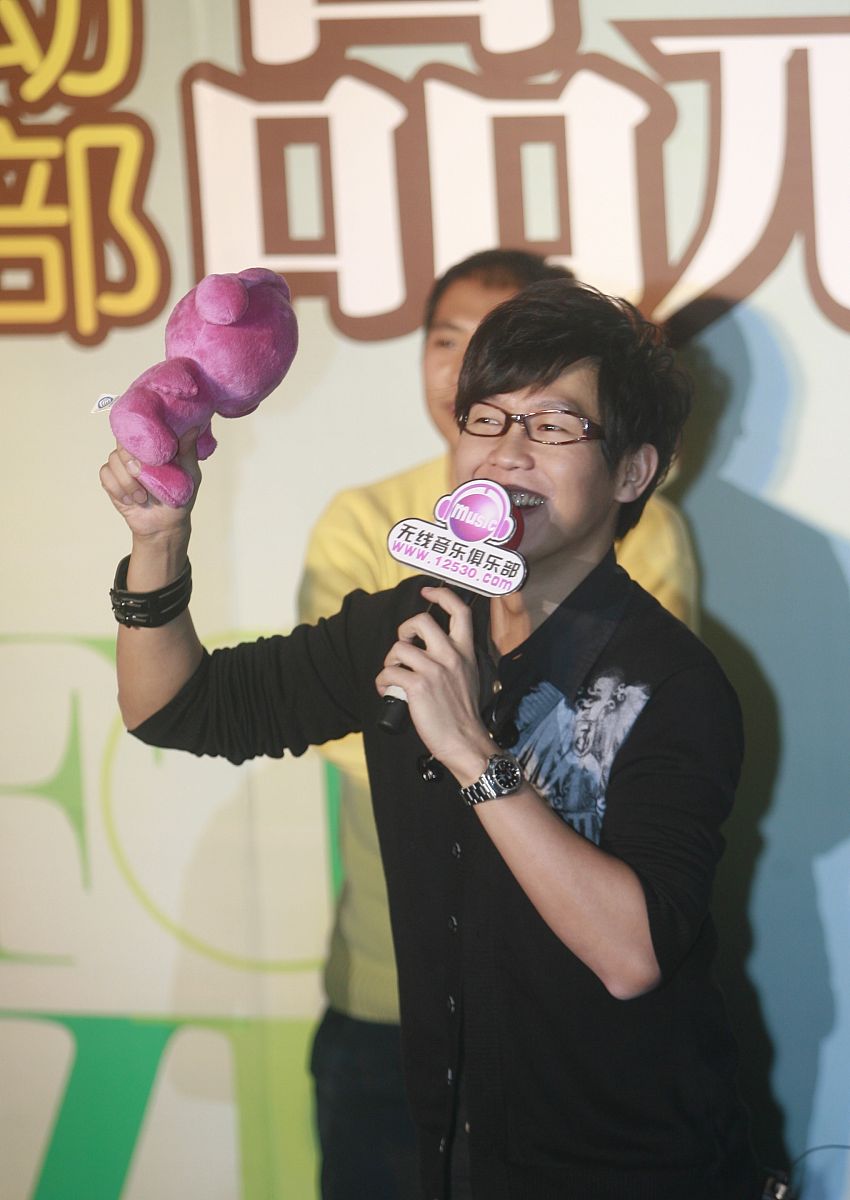 2009年11月16日,济南,"品冠——爱情大富翁"全国巡回歌友会济南站演出