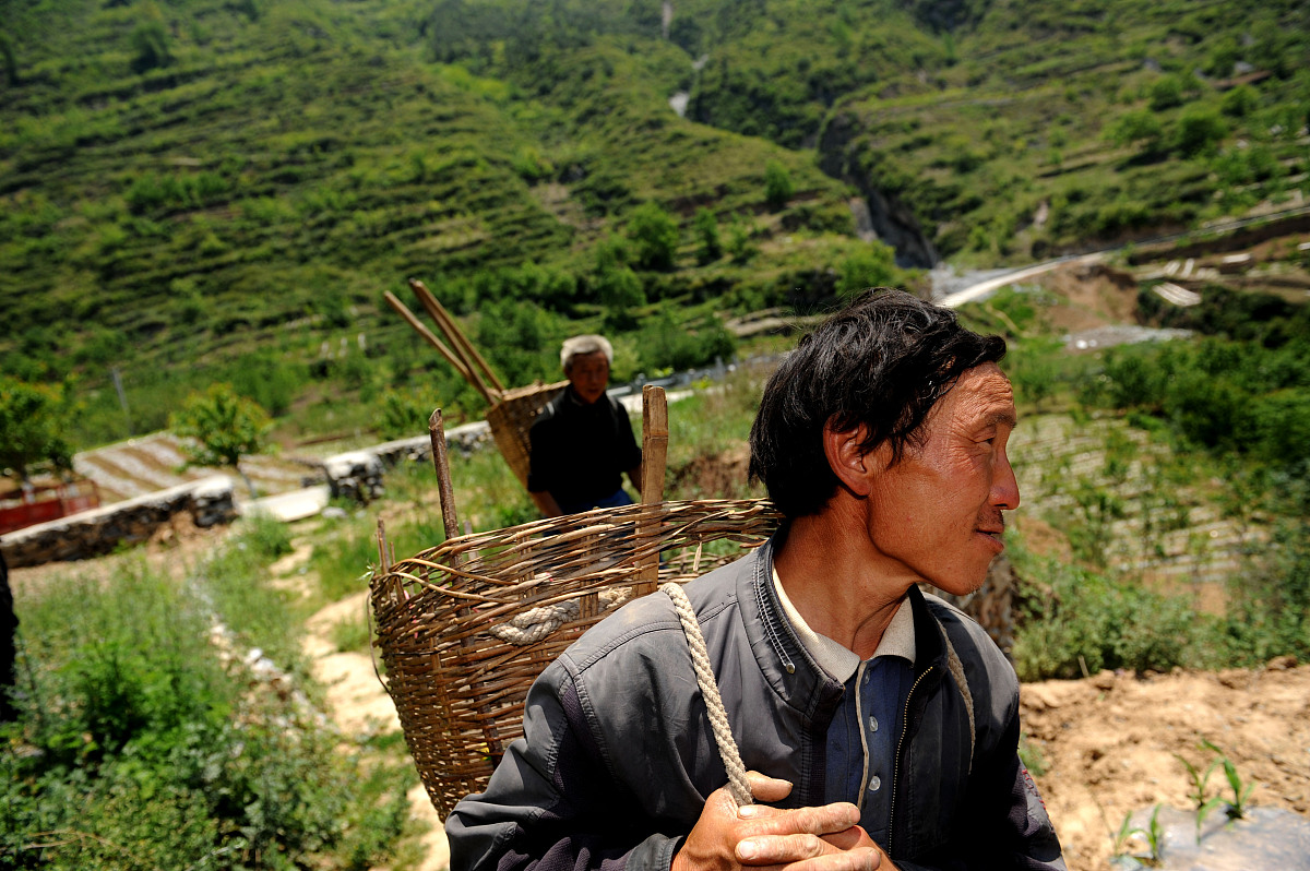 央视纪录片风格 描写边疆小村新生活 幸福生活。结尾大气磅礴。1000字