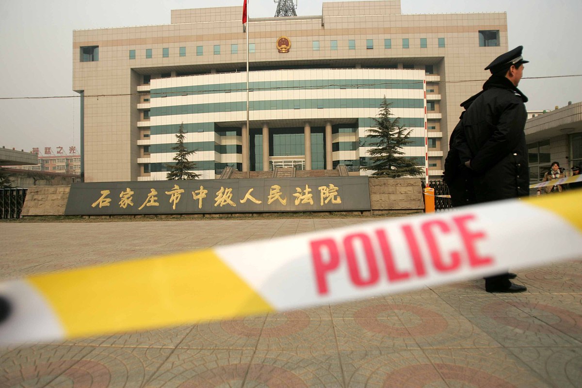 2008年12月26日上午,河北省石家庄市中级人民法院开庭审理三鹿问题奶