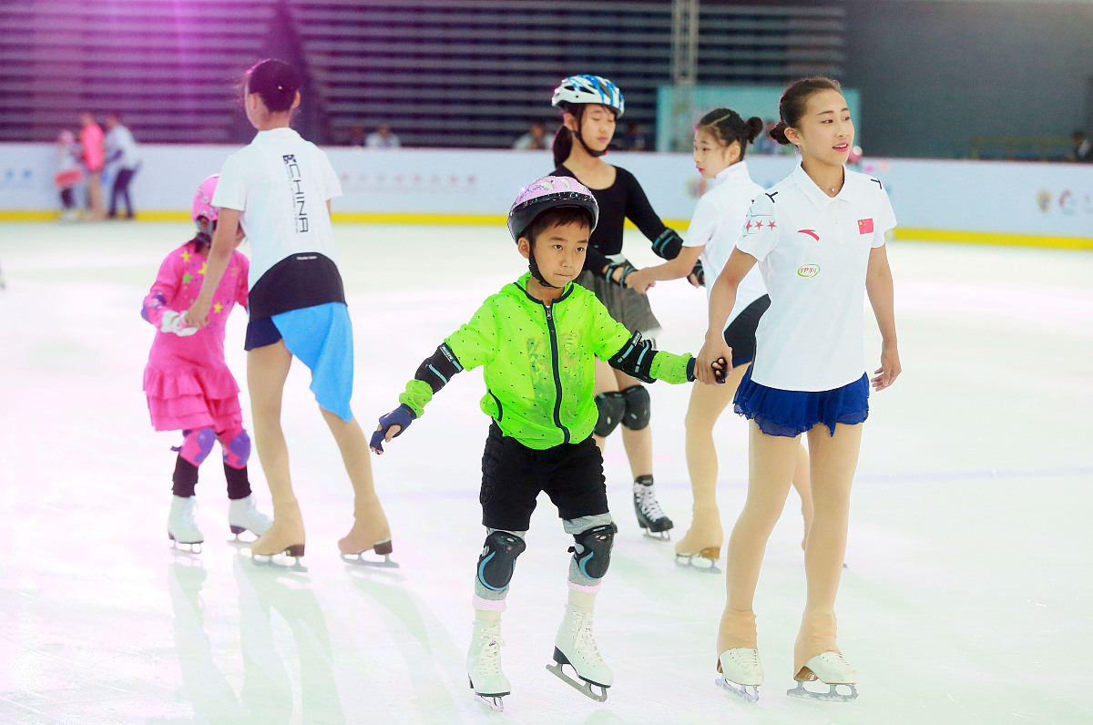 2022年北京举办冬奥会这几天佩琪也一直坚持在体育馆滑冰场练习1500米速滑为了实践科学训练的方法她把每次完成一组练习1500米的时间都做了一个记录以便分析这些天速滑成绩是否整体有进步。请你帮助她设计一个程序通过统计每次完成一组练习的时间单位：秒计算平均时间。要求：输入：输入2行第1行为一个正整数nn = 10表示记录了多少条数据。第2行包含n个正整数表示每组训练的时间单位：秒每个数都不大于500