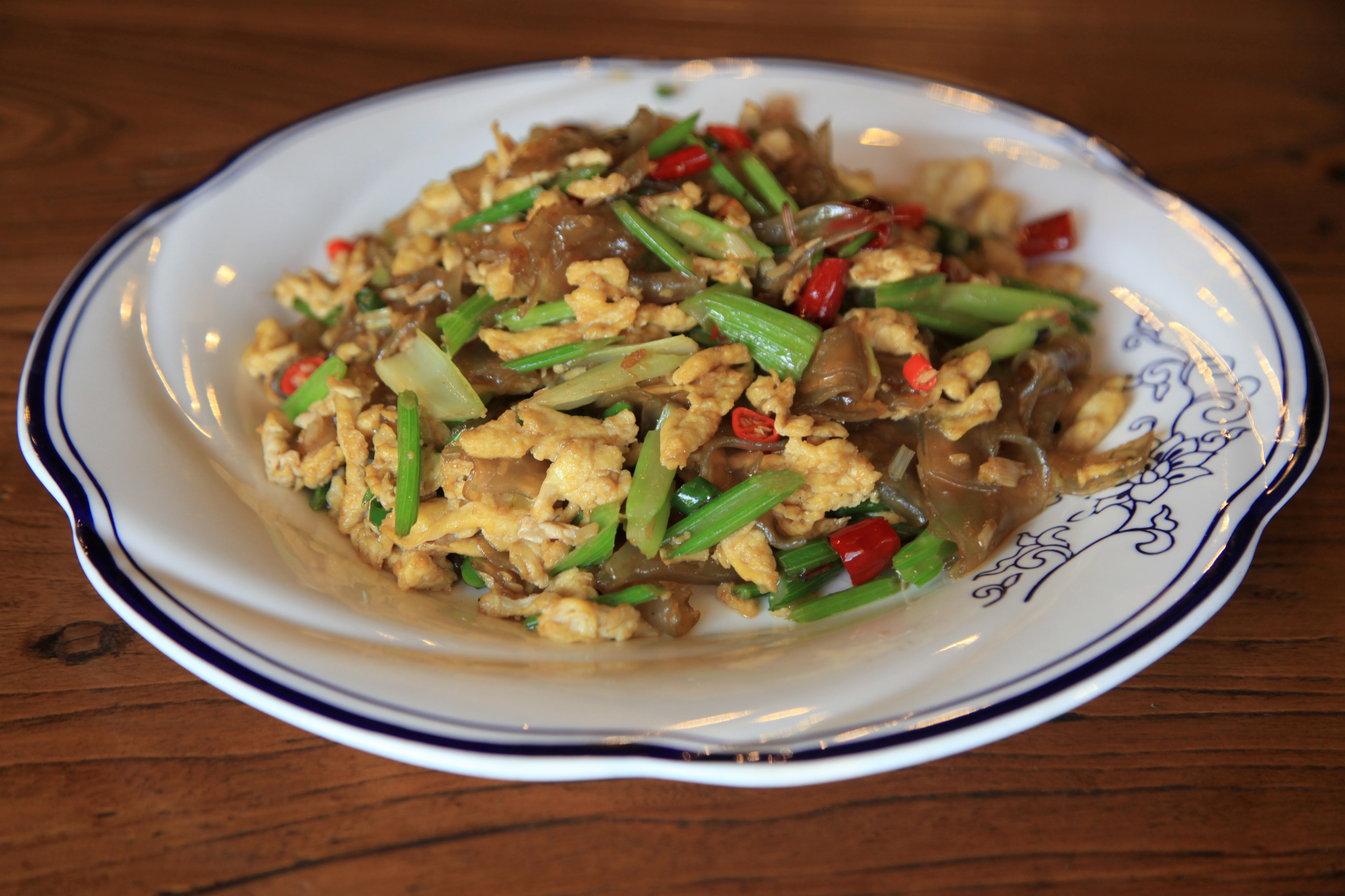 厨师长教你做鸭蛋炒粉皮,好吃的特色美食,快来收藏做法吧