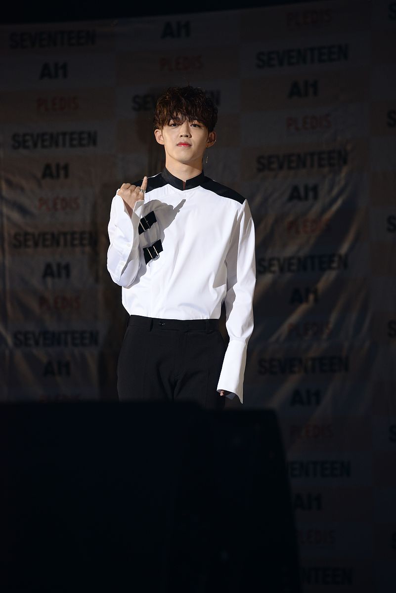 男团seventeen在举行了新专辑《al1》showcase.在当天showcase最后,se