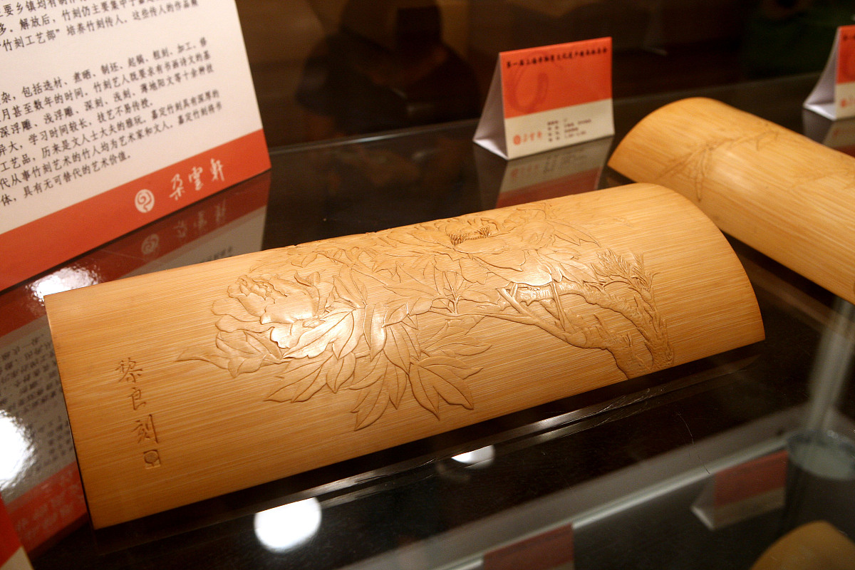 2012年7月19日,为期3天的上海首届非物质文化遗产精品拍卖会预展在上