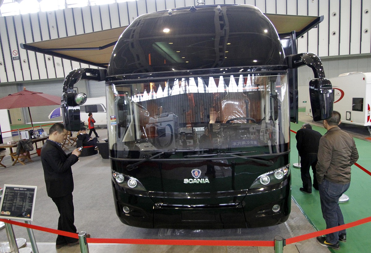 请将下面的论文进行改写：房车旅游虽然在中国处于发展初期但因其自由度高颇受游客青睐