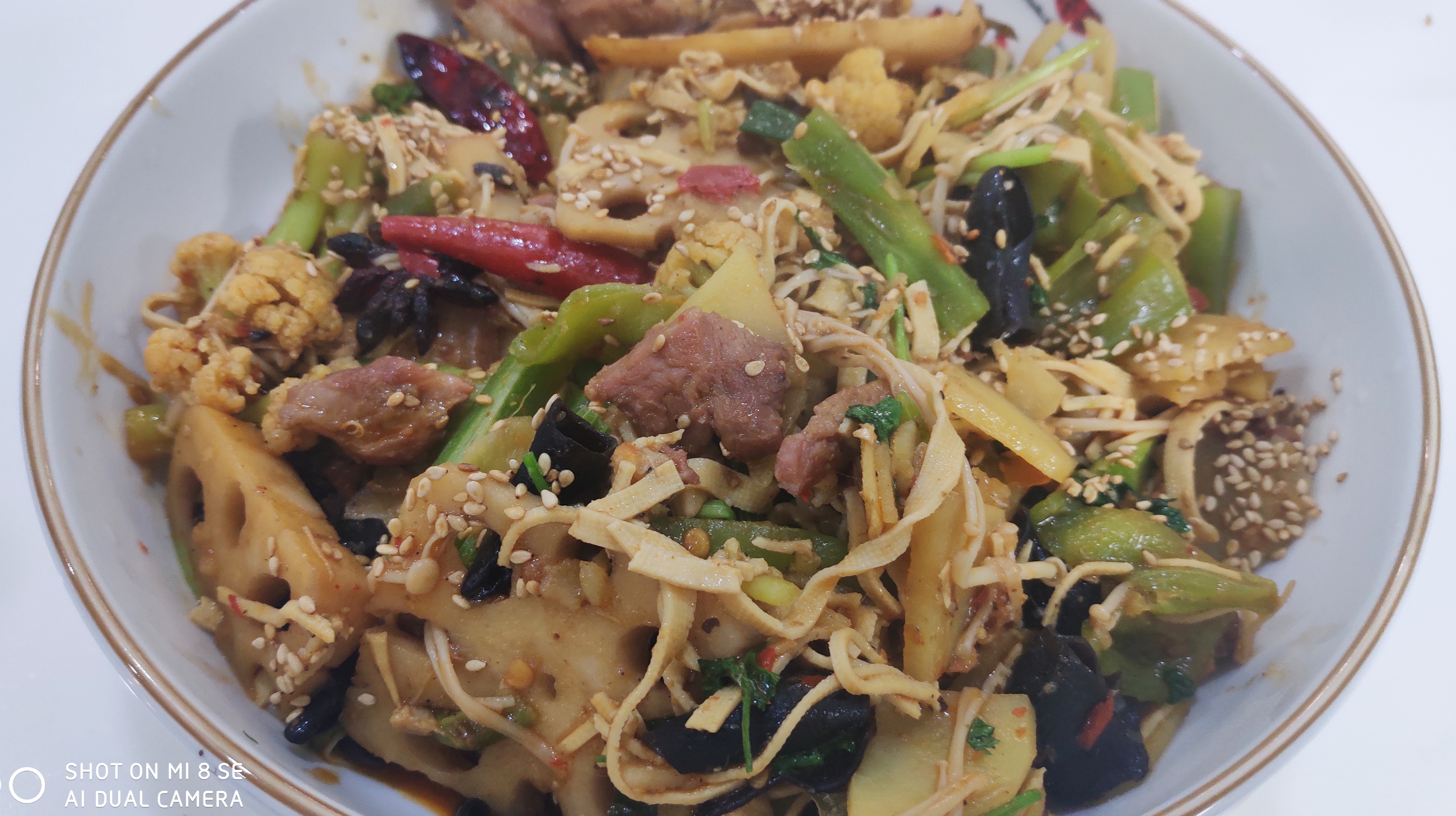 厨师长教你:麻辣香锅的家常做法,水煮不油炸,营养搭配香辣下饭