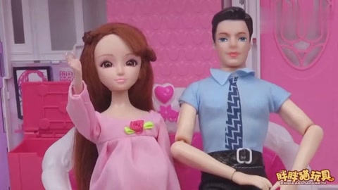 芭比娃娃把自己漂亮的衣服和鞋子,都送给了变成人类的美人鱼