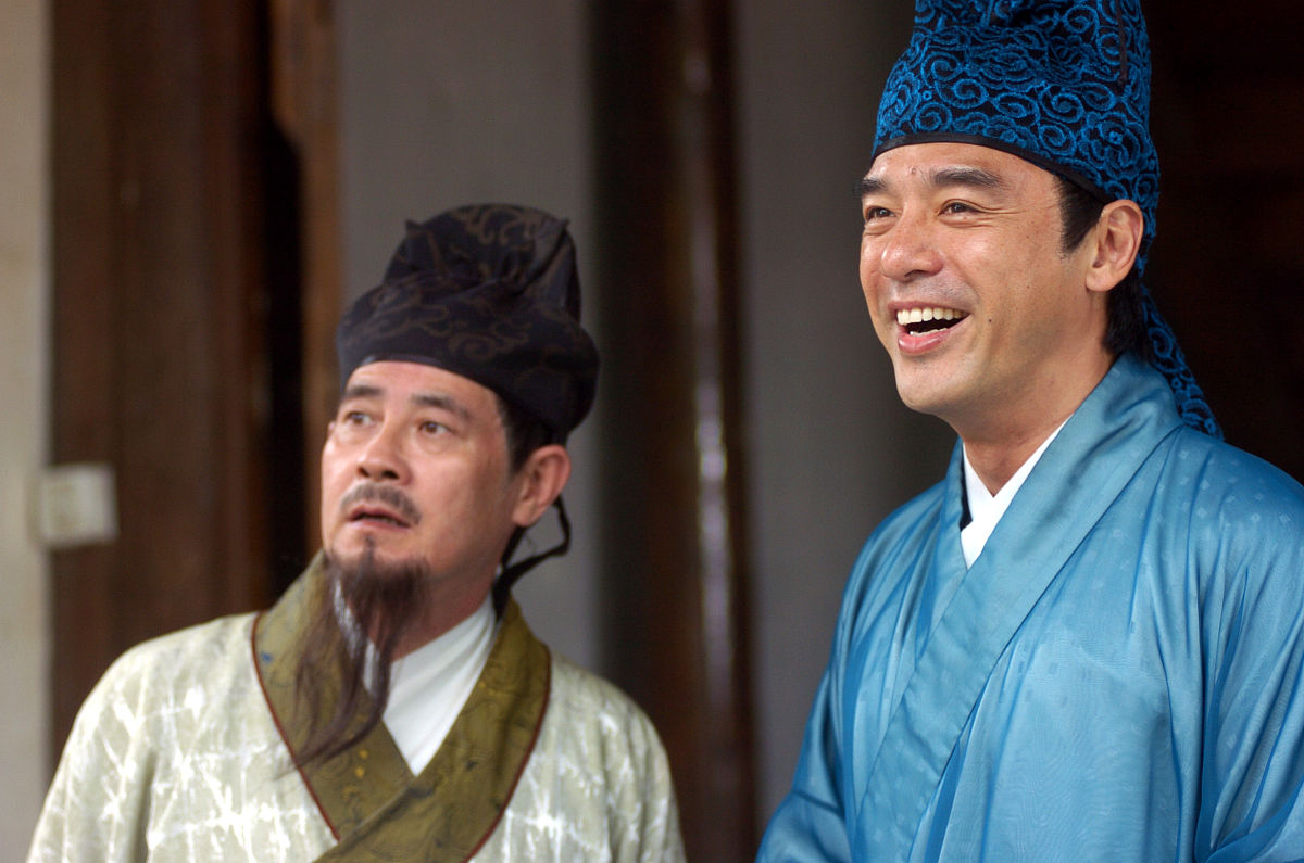 2005年9月22日,搞笑古装剧《飞上枝头的凤凰》近日在横店紧张拍摄.钟