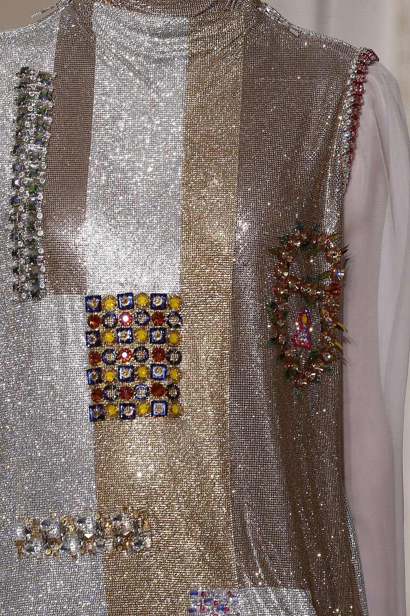 你现在是一名服装设计专业学生你所设计的服装是大体为洛可可艺术风格采用了珠片绣请你拟几个有艺术气息的中文论文题目题目中不要包含洛可可字眼。