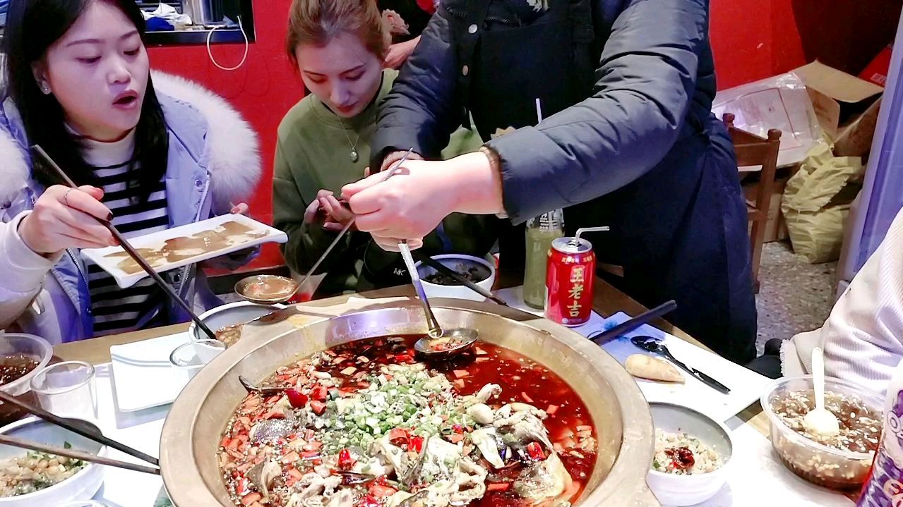 周末的成都哪里都是人,老火锅吃不成那就美蛙鱼头吧
