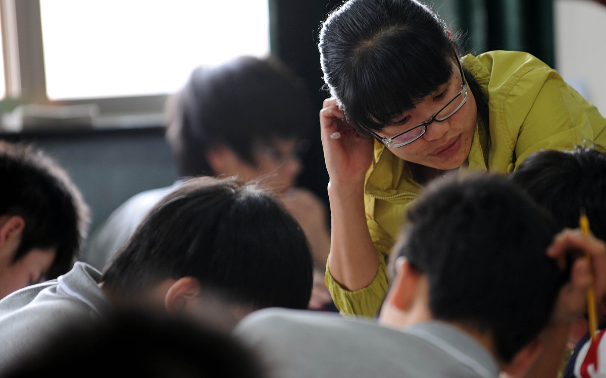 帮我用中文降重并且改写这段话 在完成毕业设计期间麻风梅老师给予了我无私的帮助解决了我遇到的许多难题。我在此向麻风梅老师表达感谢之情感谢老师在毕业设计期间的细心指导为我提供了极大的帮助。同时我也感谢大学几年来传授知识的老师们正是他们的悉心教导让我具备了完成毕业设计的技术积累。