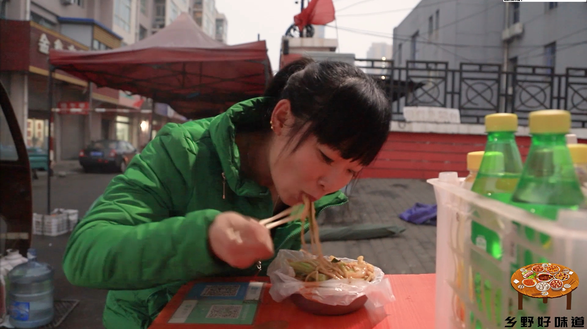蓉蓉上街吃山西有名的麻辣拌,鲜香美味,老板还送了一份担担面