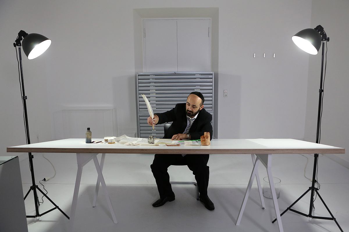当地时间2014年,德国柏林,犹太博物馆中,抄写员在抄写《摩西五经 》,