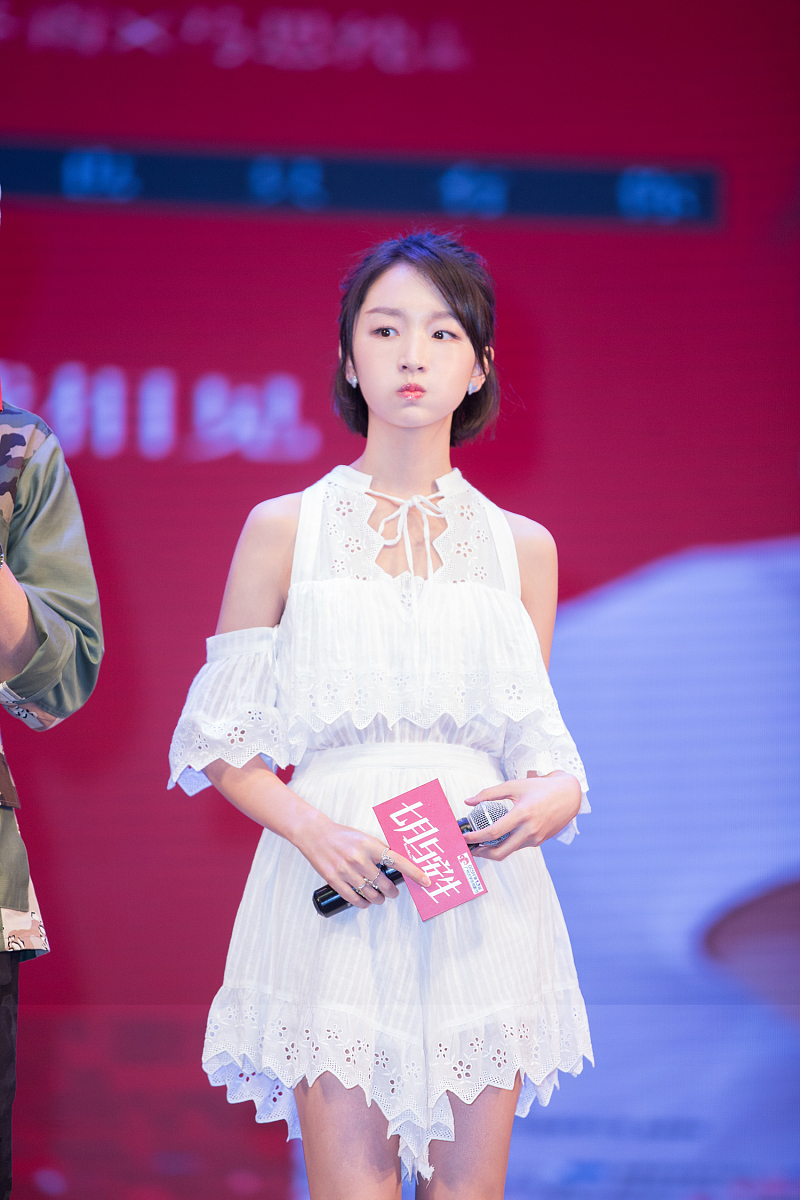 这是一篇范文我需要对这篇文章进行重写。请你作为一名专业产品经理在保留结构、风格、内容的同时差重率很低改写它： 国际月经日 Libresse薇尔「月经不隐藏」态度营销 全案概括 全球先锋女性品牌Libresse薇尔进入中国后不断冲击传统语境下对月经的偏见和禁忌。此次品牌联手全新代言人周冬雨借国际月经日热点首次邀请中国女性开口谈月经以先锋态度大片及系列整合营销鼓励中国女性用新观点打破旧束缚以#月经不隐