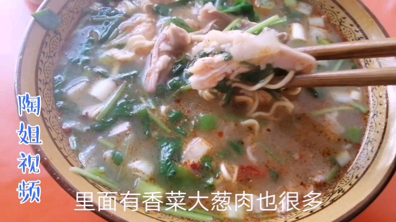 早餐喝一碗营养滋补鸡汤,全身都是暖的,太舒服了