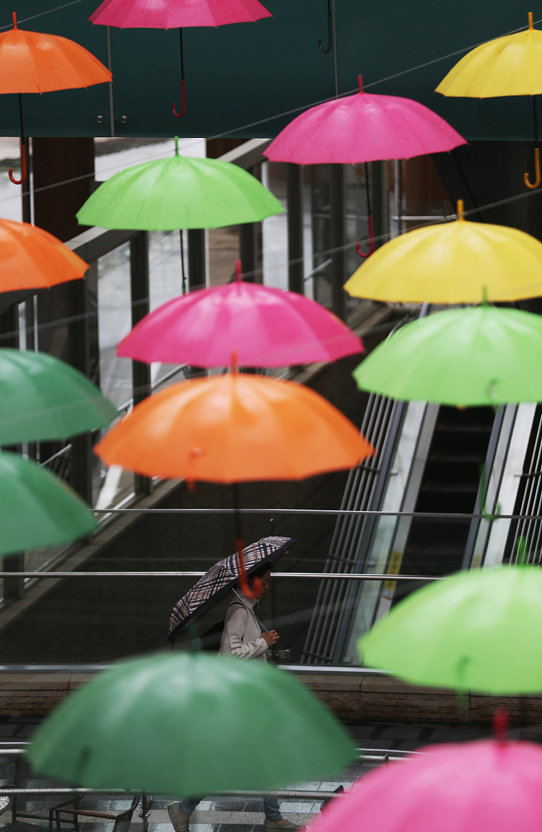 ***_***当地时间2013年5月27日,韩国首尔,雨天,街头挂满各种颜色的雨