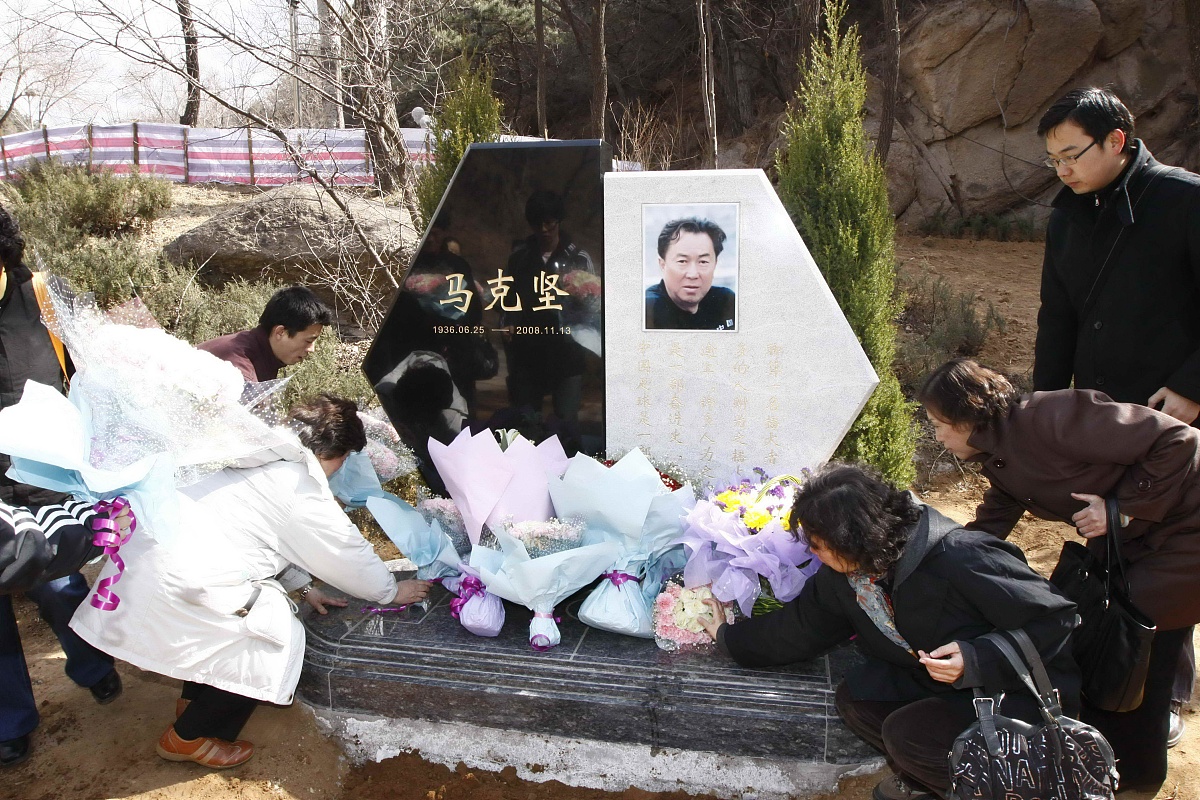 大哥做了上门女婿父亲去世骨灰盒谁抱