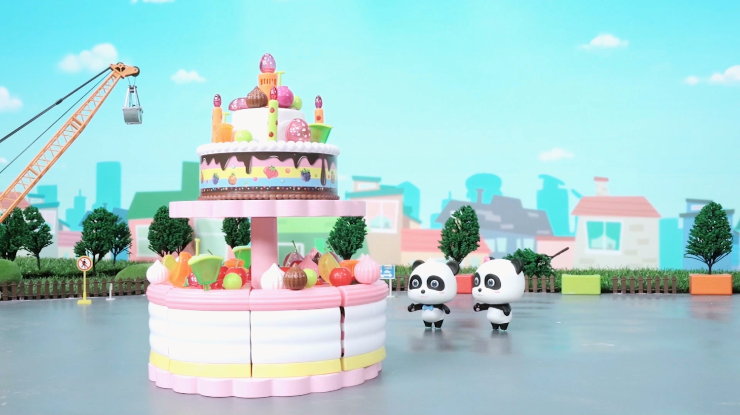 宝宝巴士玩具—利用工程车搭建蛋糕大厦,还没搭完就已经流口水了