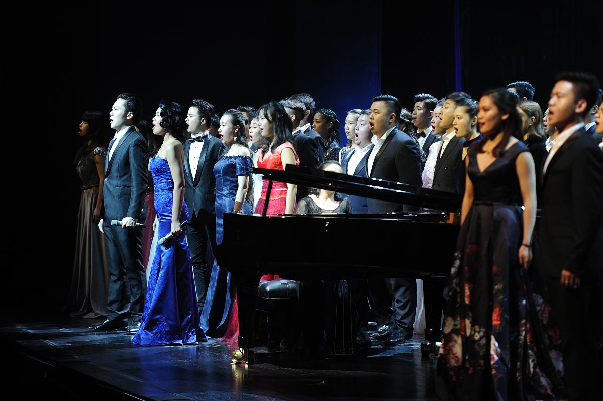 写一篇古典音乐与现代音乐的对比：传统与创新的碰撞