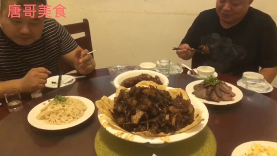 美食宿州:活鸡现杀3年老公鸡70元一斤地锅烧,整一瓶老酒真过瘾