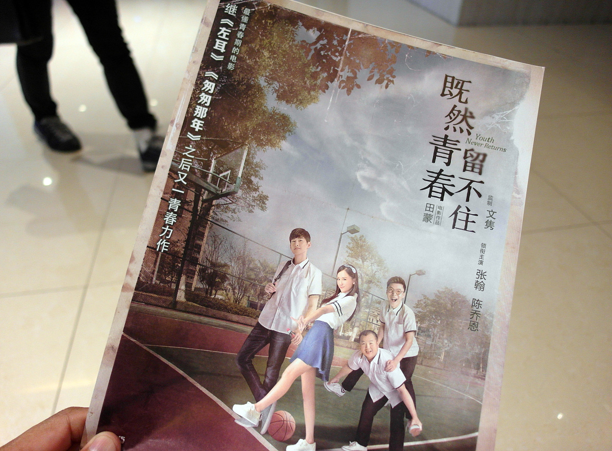 5000字左右的小说故事题材为高中校园爱情以一位比较优秀的女性暗恋者视角书写被暗恋者为一位非常努力优秀温柔冷静理智的男性两人关系为高中同学后来考上了不同的大学但最后重逢并相爱。请写出两人由暗恋到离别到重逢到相爱的过程。