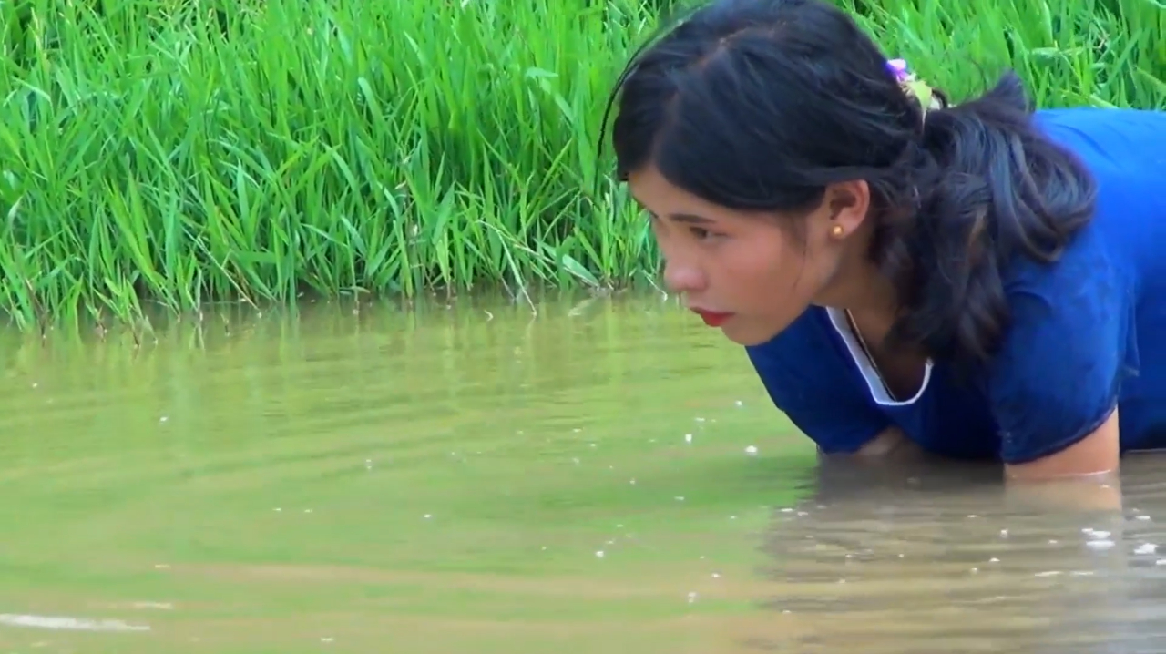 泰国高颜值美女下河抓鱼