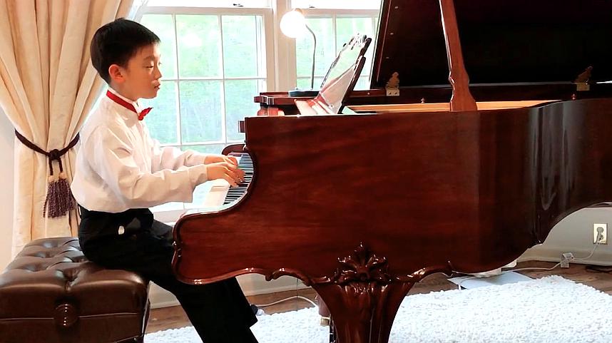 [图]十岁小伙子激情钢琴演绎高难度巴赫c小调幻想曲!