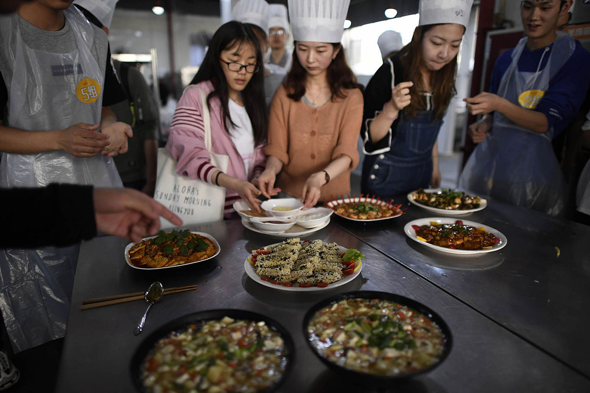 2018年4月26日,重庆,学生们在认真制作心目中的美食.