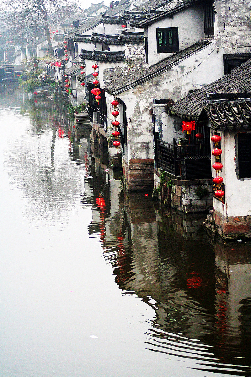 讨论一个描述一个去某个地方旅游预订酒店就在网上搜索信息的故事