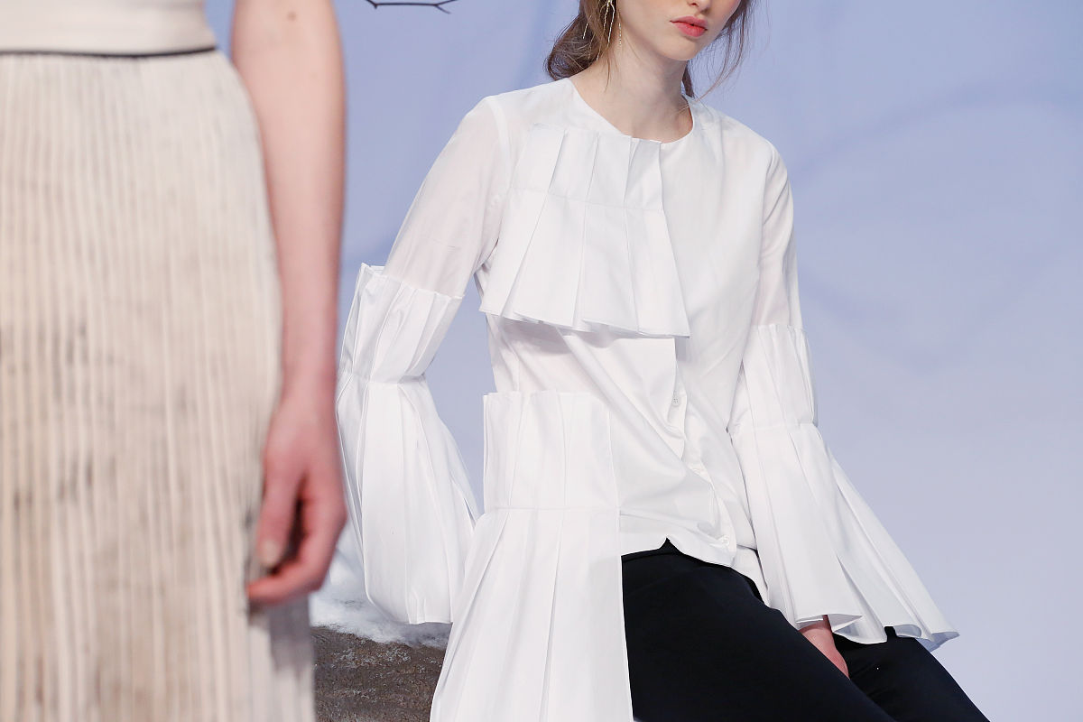 写一段关于真丝衬衫的产品介绍 视频脚本