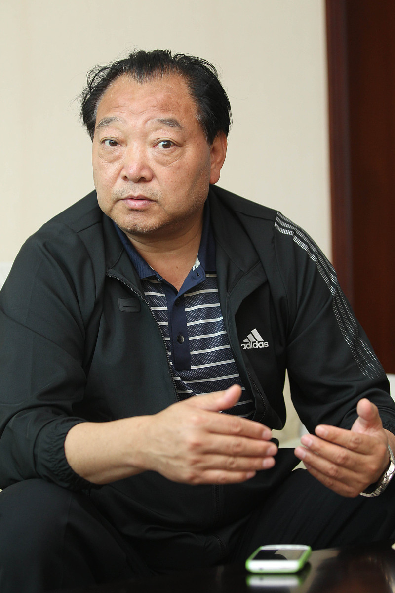 2011年6月17日,中国体坛名宿射击运动员许海峰在青岛休假时接受记者访