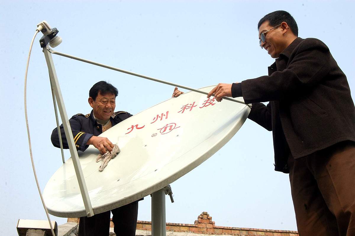 2005年11月7日,四川遂宁,市县各部门送农业科技下乡.技术人员调试卫星