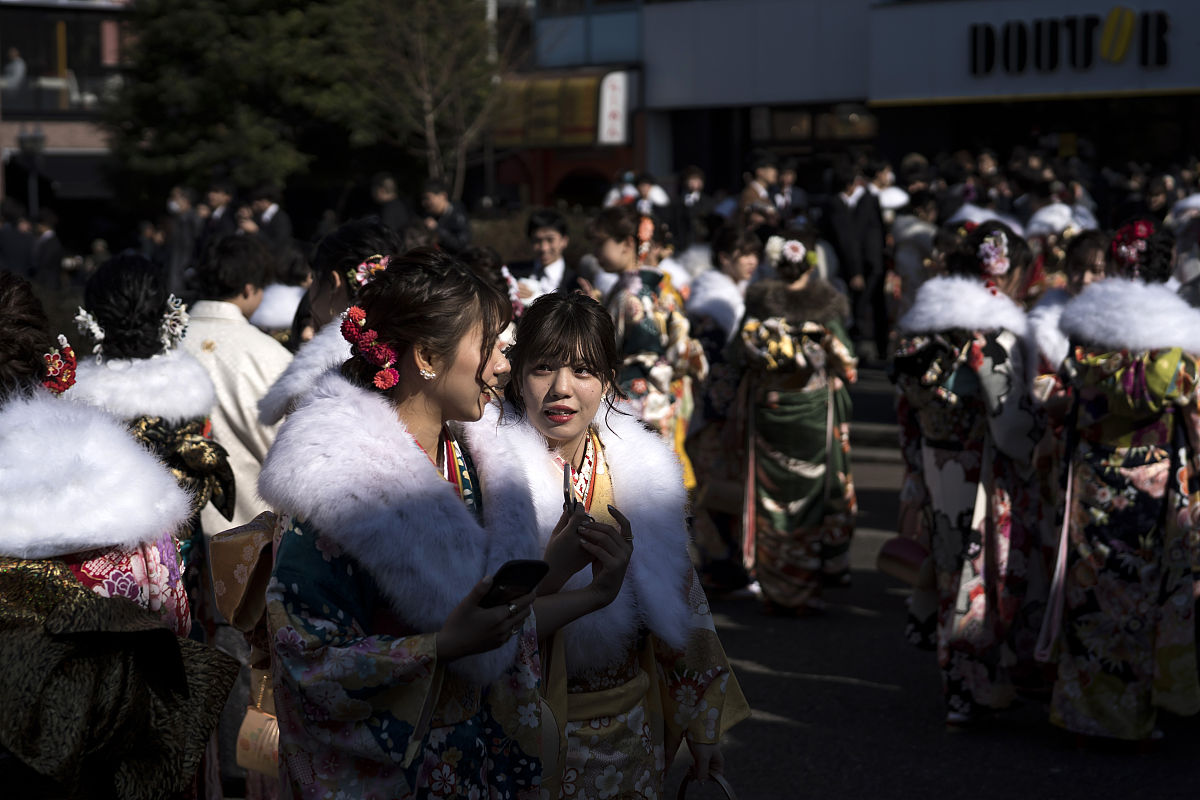 当地时间2020年1月13日,日本东京,大量女孩子穿着传统服饰参加"成人礼