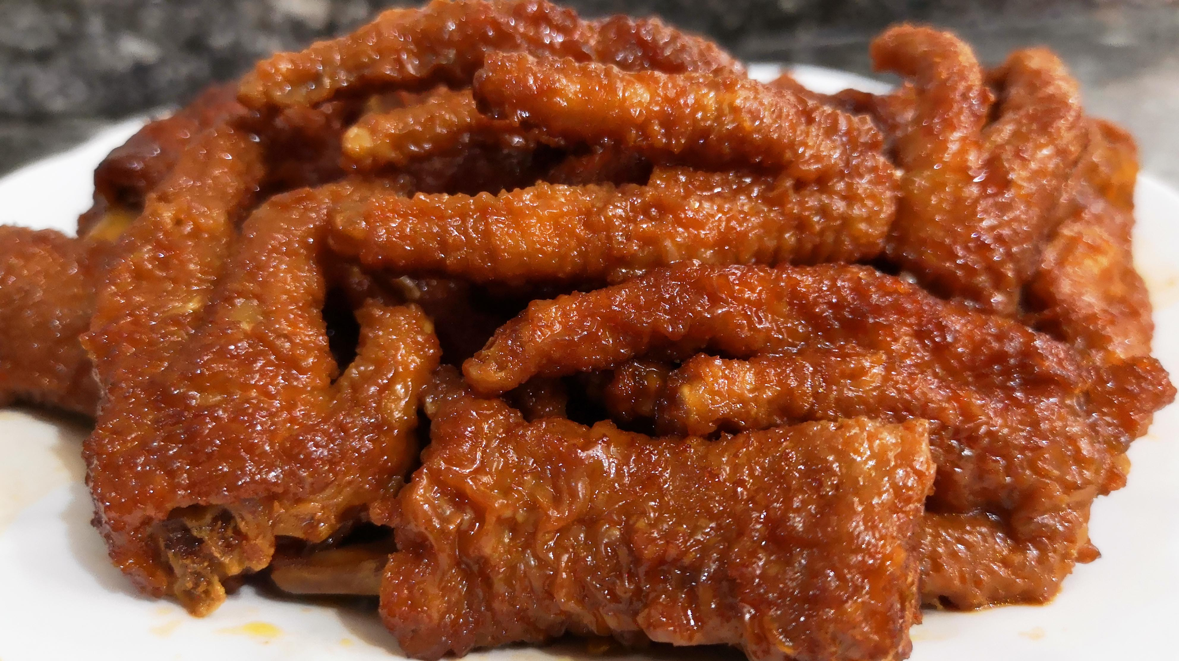 鸡爪怎样做才会起虎皮,教你一个小技巧,保证起虎皮,一撕脱骨