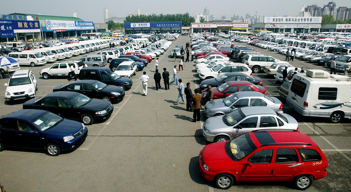 中国的二手车市场调查老师参与 张先生今年6月刚从南开大学国际商学院获得营销调研方向的硕士学位他接受了某大型调研公司的职位作为市场调研人员被分派到一个产品经营部工作。这个产品经营部刚好接受了一项紧急调研任务要分析目前中国市场上的汽车产品组合和二手车市场情况并预测未来10年内中国市场上汽车产品的需求。 这一过程的第一阶段是对不同细分市场进行背景分析例如轻便的实用型汽车、中档汽车、豪华轿车等。若干个市