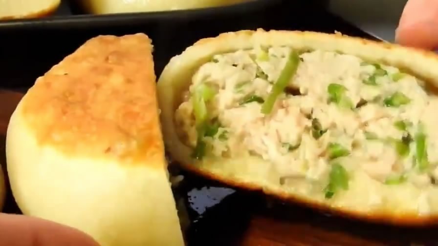 馅饼用这个做馅,好吃到想哭!馅饼是北方地区经常吃的一种面食,主要由面皮包裹着馅料煎制而成。