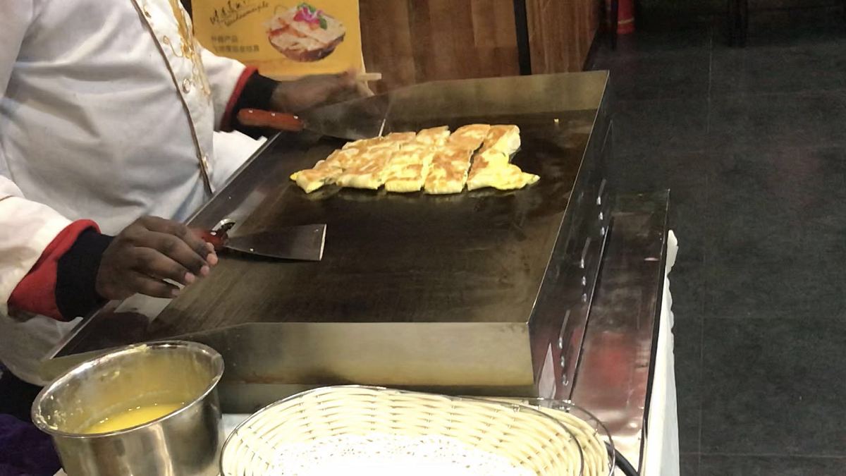 直播卖手抓饼饼皮生成直播间主播的口播文案。要有对比优势不少于1000字